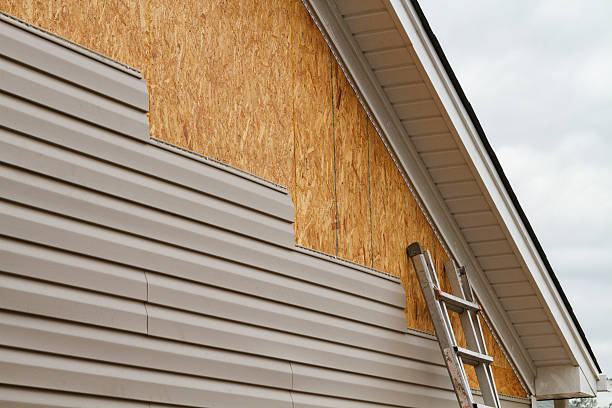 Professional Vinyl Siding technician working in Oakland Mills, PA